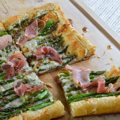 ASPARAGUS AND PROSCIUTTO PUFF PASTRY WonkyWonderful asparagus-and-prosciutto-puff-pastry-wonkywonderful