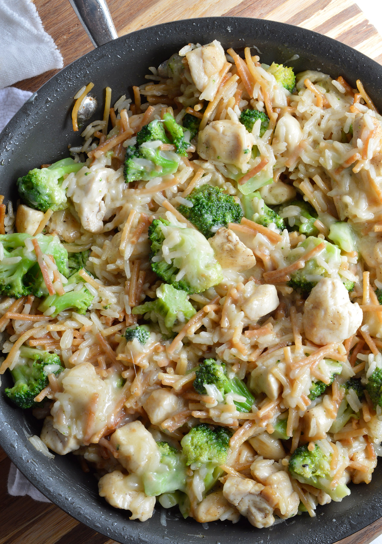 One Pot Cheesy Chicken Broccoli Rice Casserole - WonkyWonderful