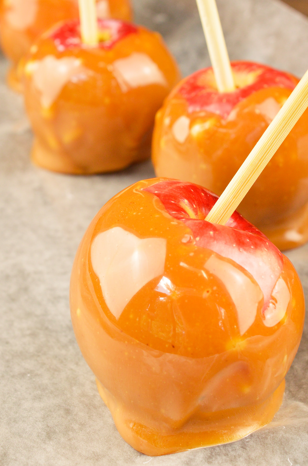 Easy Pumpkin Spiced Caramel Apples Recipe - WonkyWonderful