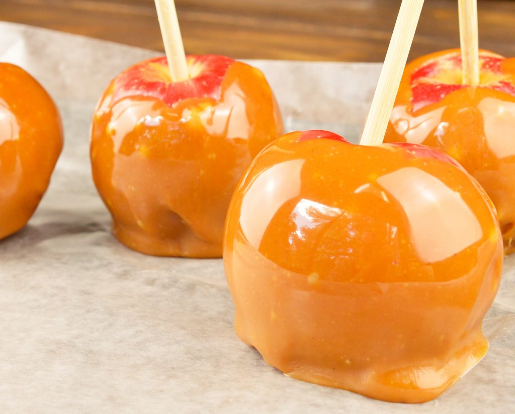 Easy Pumpkin Spiced Caramel Apples Recipe - WonkyWonderful